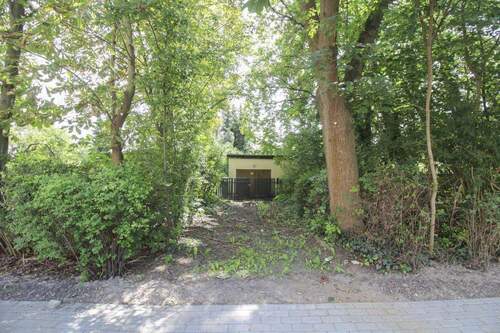 Gehweg und Auffahrt zum Grundstück - 