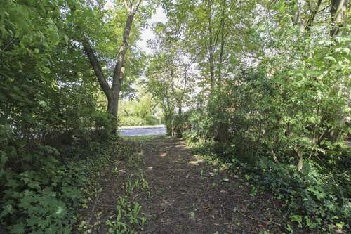 Einfahrt zu dem Grundstück - 