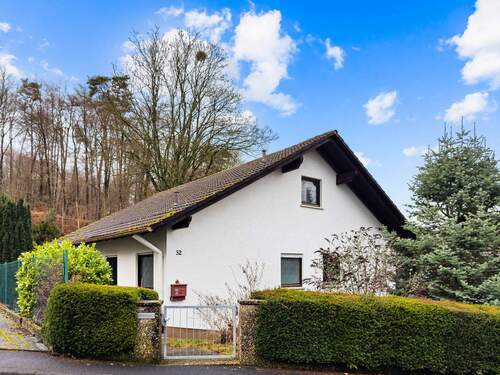 Ansicht Straße - **Großzügiges Einfamilienwohnhaus mit Ausbaureserve in Waldrandnähe**