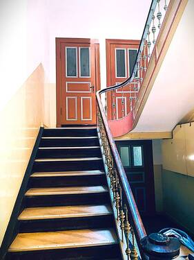 Zwischengeshoss - 2 Zimmer Mehrfamilienhaus, Wohnhaus in Neumünster