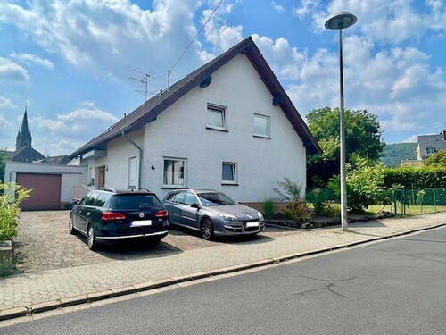 Haus mit Garage & Stellplätzen - 5 Zimmer Mehrfamilienhaus, Wohnhaus in Kottenheim
