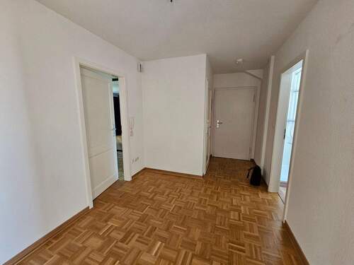 Flur mit Parkettboden - 