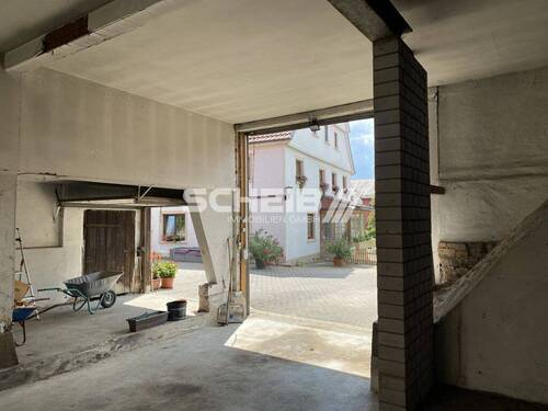 massiver Betonboden - sauber, trocken & abschließbar - robuste Lagerfläche