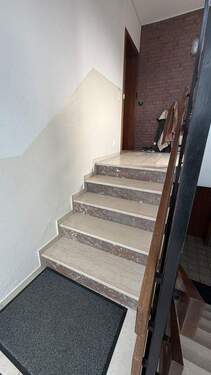 5 Treppenstufen zur Wohnung - 4 Zimmer Etagenwohnung zum Kaufen in Lüdersfeld