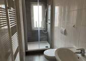 Bad mit Dusche - 2-Raum-Wohnung im ruhigen Mehrfamilienhaus sucht Nachmieter