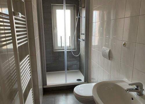 Bad mit Dusche - 2-Raum-Wohnung im ruhigen Mehrfamilienhaus sucht Nachmieter