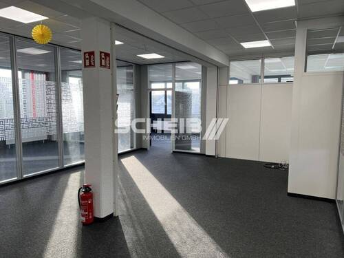 Räume teilweise durch Glastrennwände getrennt - 