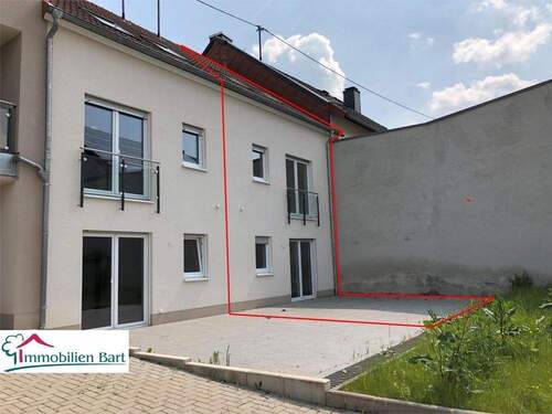 Rückansicht - NEUBAU IN SONNIGER LAGE MIT TERRASSE, GARTEN UND GARAGE!