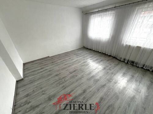 2_Wohnzimmer - 3 Zimmer Etagenwohnung zum Kaufen in Eislingen/Fils