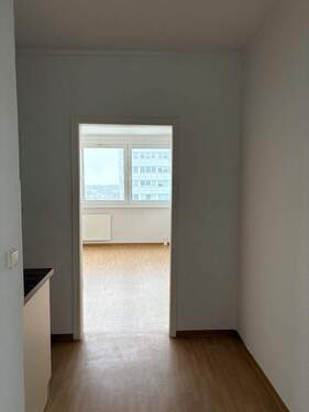 Flur - Etagenwohnung mit 24,00 m&sup2; in Neubrandenburg zur Miete