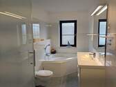 Vollbad mit sep. Dusche - 