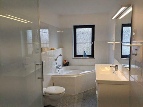 Vollbad mit sep. Dusche - 