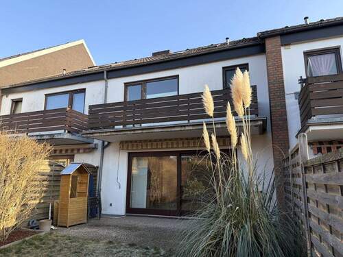 Rückansicht - Attraktives MRH zur Renovierung mit Vollkeller, Süd- West Terrasse und Garage in gefragter Ortslage