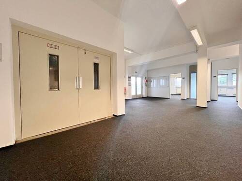 Großraumbüro mit Zugang zum Lastenaufzug - 
