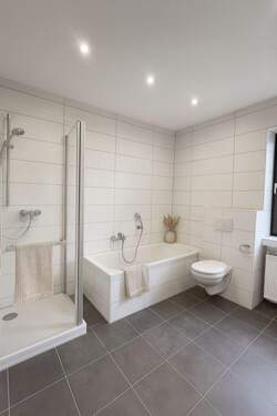 Badezimmer 2 (Visualisiert) - 3 Zimmer Etagenwohnung zum Kaufen in Wilhermsdorf