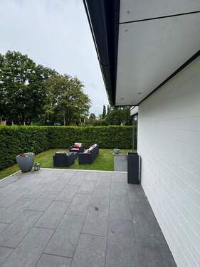 Große Terrasse mit Garten - 
