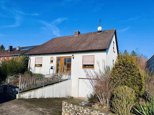 Straßenansicht 1 - Steinwenden - Freistehendes Einfamilienhaus mit Garten in ruhiger Wohnlage