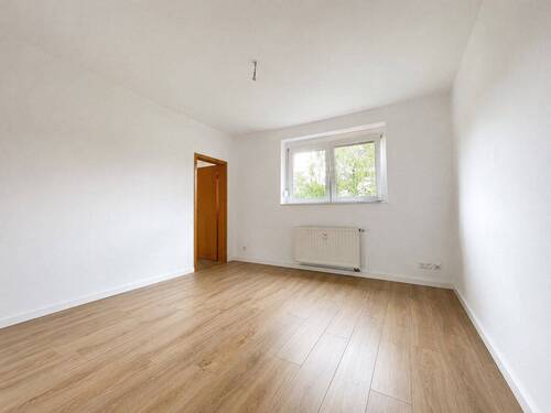 Wohnzimmer - Blick Fenster - Helle 3-Zimmer-Wohnung, frisch renoviert