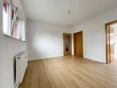 Wohnzimmer - Blick zu Türen - 3 Zimmer Etagenwohnung zur Miete in Castrop-Rauxel