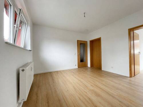 Wohnzimmer - Blick zu Türen - 3 Zimmer Etagenwohnung zur Miete in Castrop-Rauxel