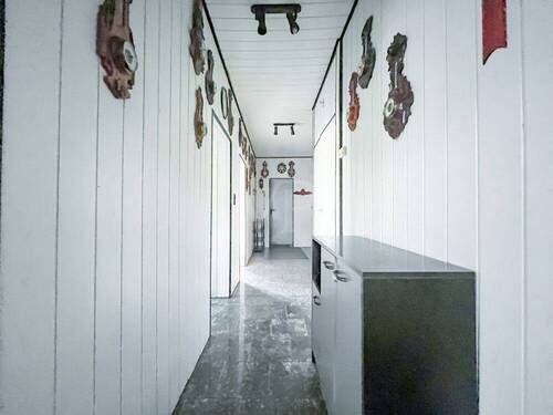 Flur mit Blick zur Garage - 