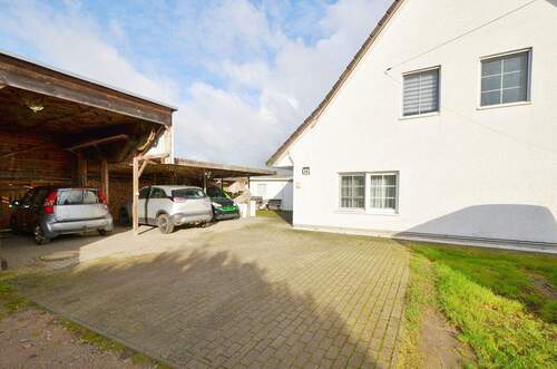 zahlreiche Stellplätze - 