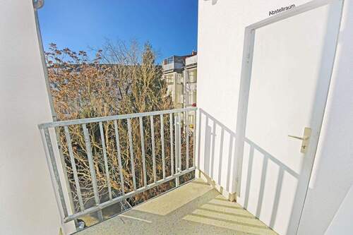 ... mit Loggia (Balkon) - 