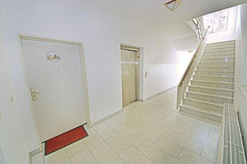 Hausflur / Treppenhaus im EG - 2 Zimmer Etagenwohnung zum Kaufen in Dessau-Roßlau