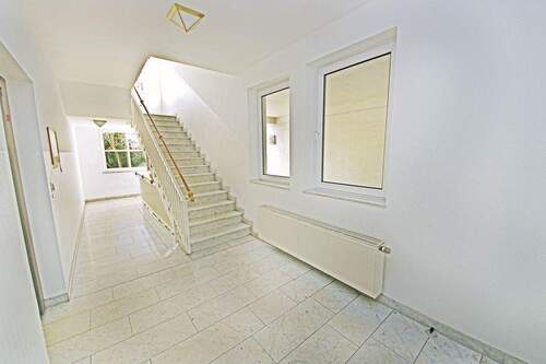 Hausflur / Treppenhaus - 2 Zimmer Etagenwohnung in Dessau-Roßlau