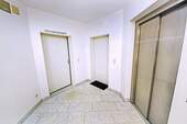 Hausflur mit Fahrstuhl - 