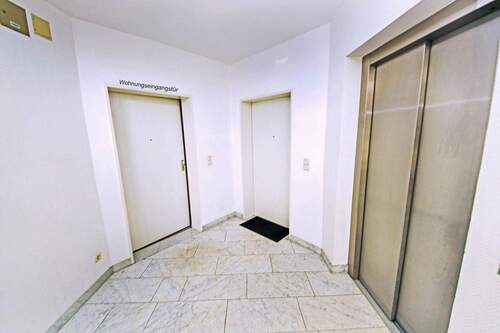 Hausflur mit Fahrstuhl - 
