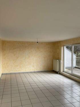 Helles Wohnzimmer mit Balkon - 
