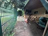 Holzlager hinter der Garage - 