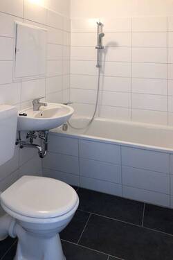 Bad mit Wanne - Etagenwohnung mit 68,20 m&sup2; in Chemnitz zur Miete