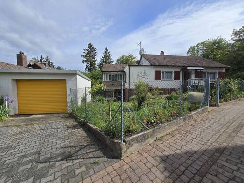 Außenansicht Eingang - Freistehendes Wohnhaus mit Garage auf Eckgrundstück in Mühltal