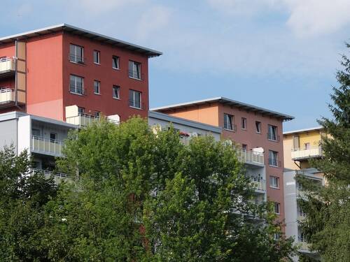 Hausansicht - Freu Dich auf schon sanierte Wohnung mit Weitblick