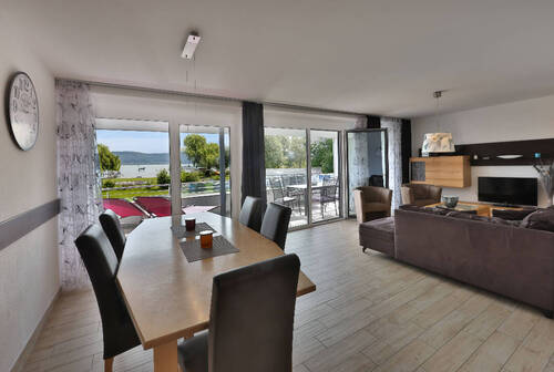 Großzügiger Essplatz mit Couch.jpg - 