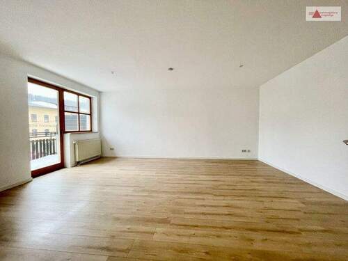 Wohnzimmer mit Balkon - 2 Zimmer Etagenwohnung zur Miete in Seiffen/Erzgebirge