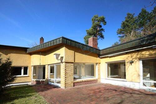 HAUSANSICHT HINTEN - Familienidylle auf einer Ebene in Top-Lage