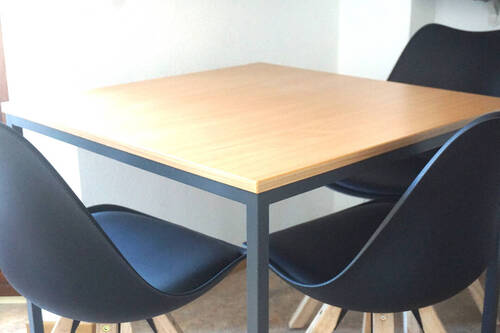 Moderne Stühle mit Tisch.JPG - 