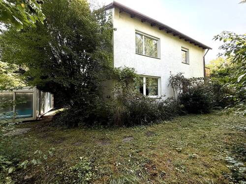 großer Garten mit Swimmingpool - 