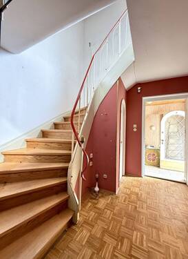edle Holztreppe - 8 Zimmer Einfamilienhaus zum Kaufen in Regensburg