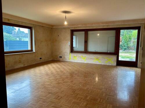 Wohnbereich mit Terrassenzugang - 5 Zimmer Einfamilienhaus zum Kaufen in Hemhofen