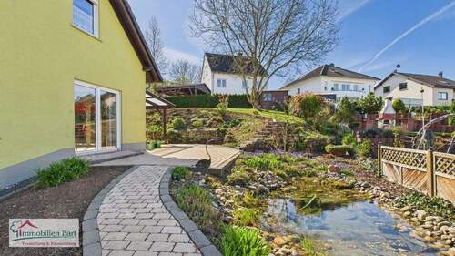Terrasse mit Gartenteich - 