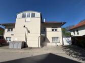 Blick zum Mehrfamilienhaus - 
