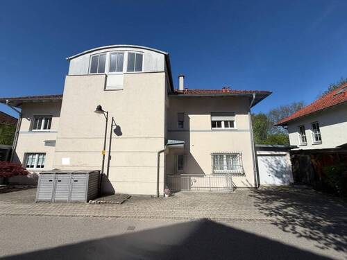 Blick zum Mehrfamilienhaus - 