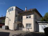 Blick zum Mehrfamilienhaus - 