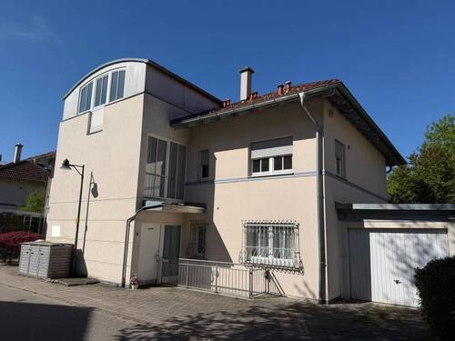 Blick zum Mehrfamilienhaus - 