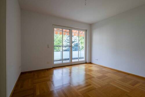 Zimmer 1 mit Balkonzugang 1-OG - 