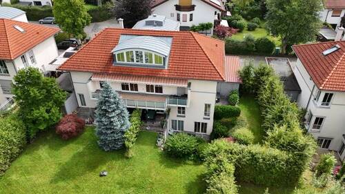 Blick zum Mehrfamilienhaus - 1 Zimmer Mehrfamilienhaus, Wohnhaus in Stephanskirchen